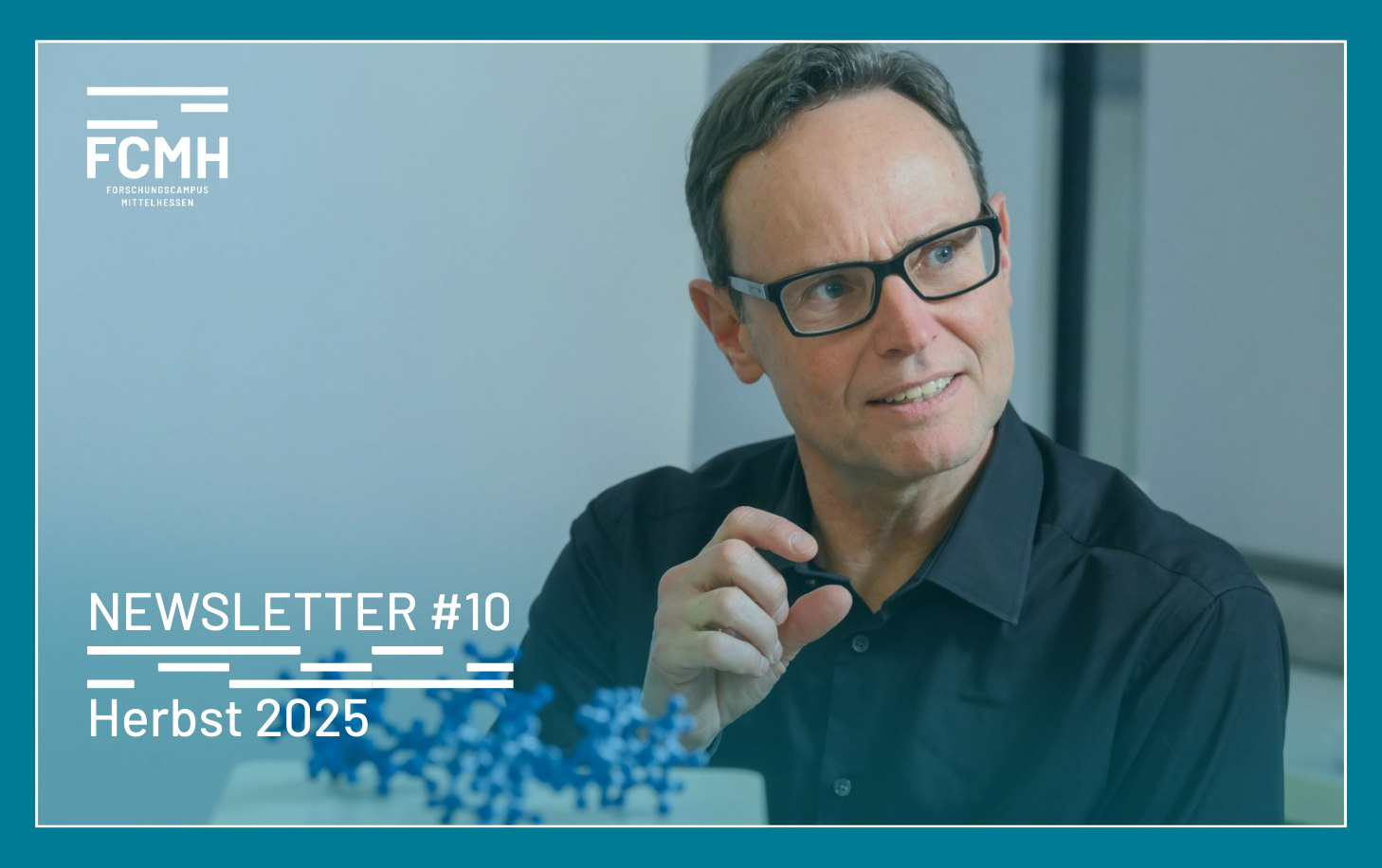 Vorschaubild der Newsletterausgabe Nummer 10 aus dem Herbst 2025. Darauf zu sehen ist Prof. Dr. Peter R. Schreiner. Das Bild verlinkt zur Newsletterausgabe.